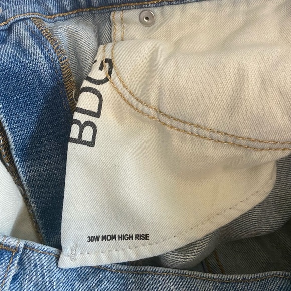 Urban Outfitters BDG Mom High Rise Light Wash Denim Jean Shorts, size 30W - Picture 6 of 9